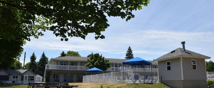 Lakeside Motor Lodge (Lakeside Motel) - Web Listing (newer photo)